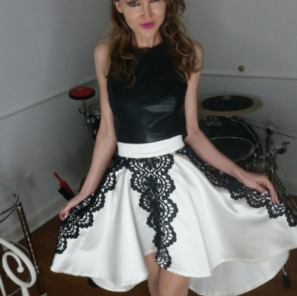 🖤 HOST PICK 🖤 Silky White Scalloped Black Lace Appliqué High Low Skirt XXS - Picture 1 of 2